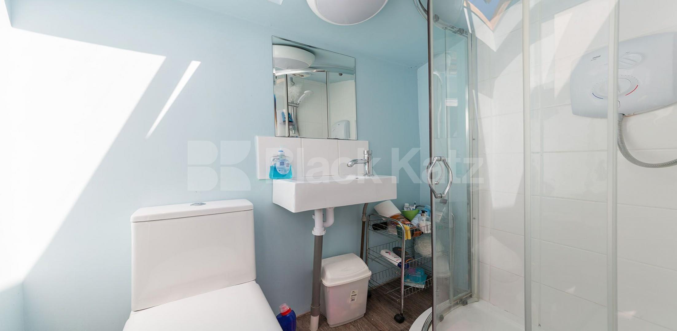 			GREAT VALUE !, 3 Bedroom, 1 bath, 1 reception Flat			 Whittington Road, Bounds Green